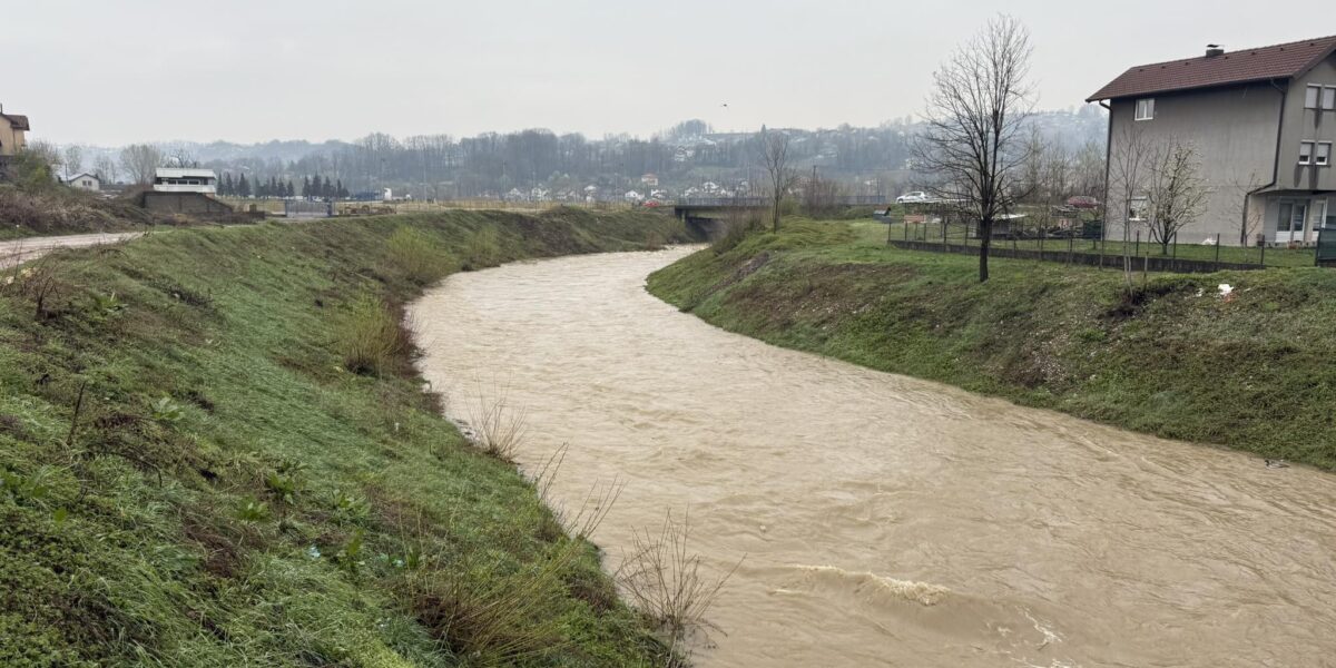 TUZLANSKI KANTON: Teška situacija nakon obilnih padavina (FOTO)