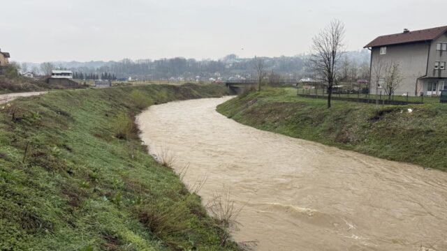 TUZLANSKI KANTON: Teška situacija nakon obilnih padavina (FOTO)